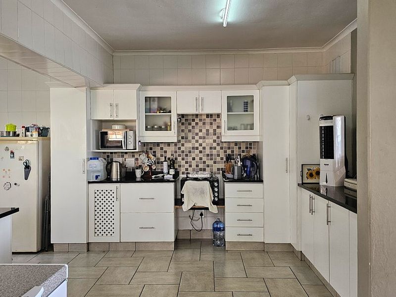 3 Bedroom , 3 Bathroom Family House with Flat - Photo 5