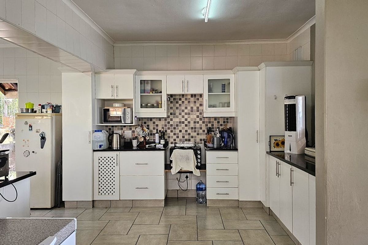 3 Bedroom , 3 Bathroom Family House with Flat - Photo 5