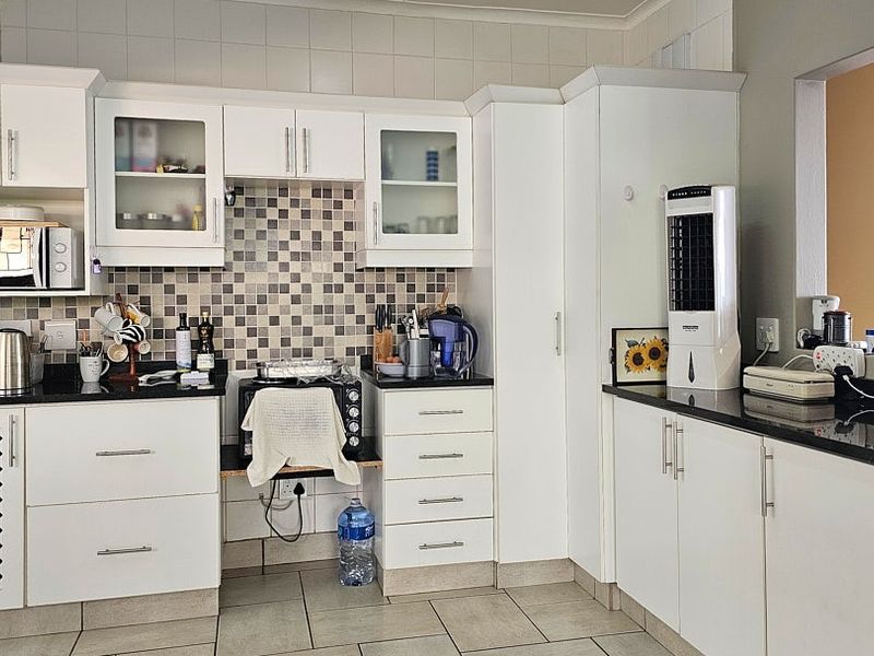 3 Bedroom , 3 Bathroom Family House with Flat - Photo 6