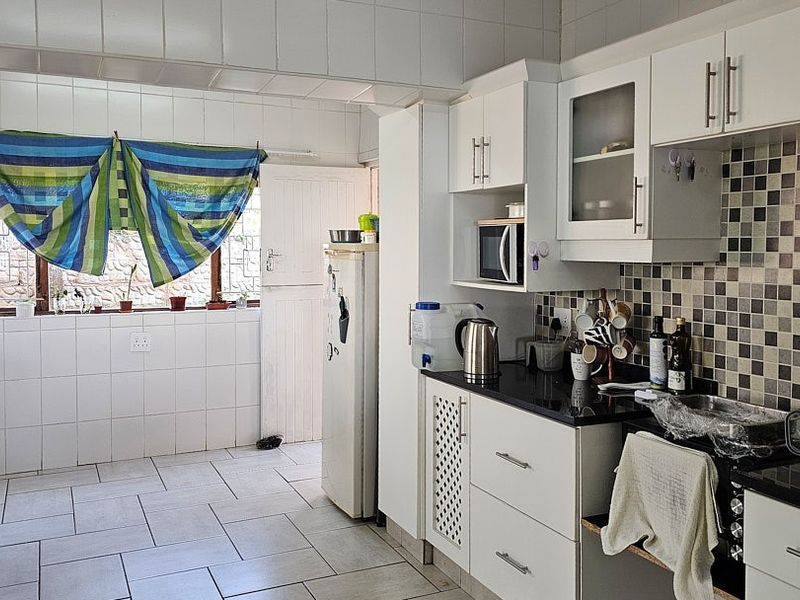 3 Bedroom , 3 Bathroom Family House with Flat - Photo 8