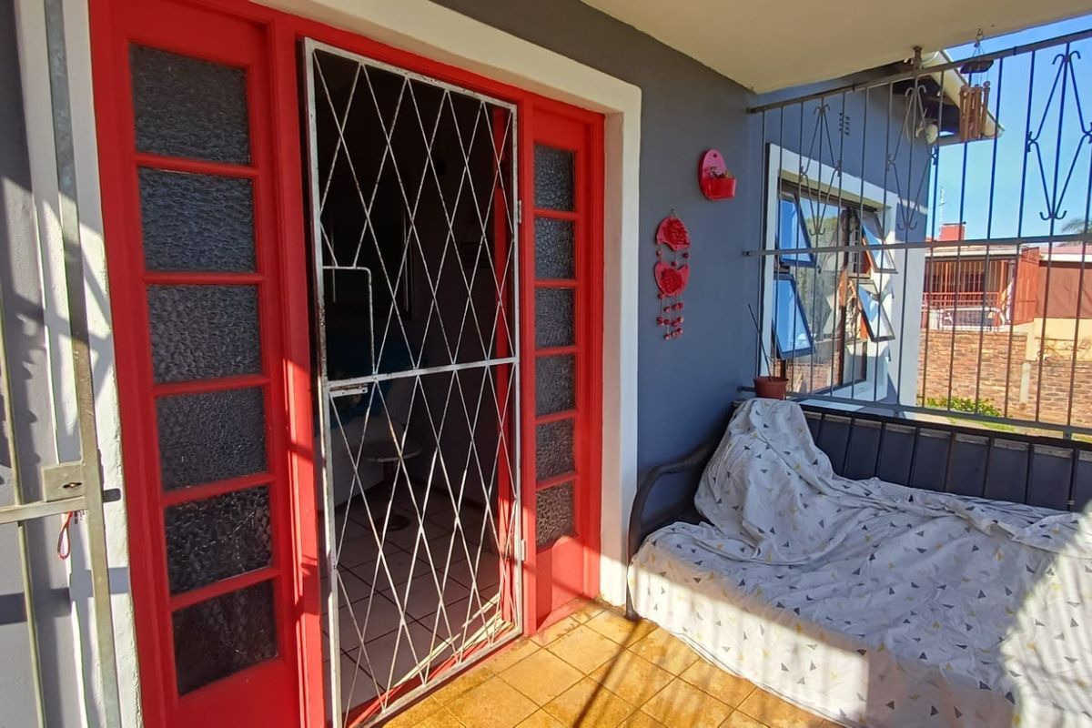 House For Sale in Van Riebeeck Hoogte Uitenhage Eastern Cape - Photo 2