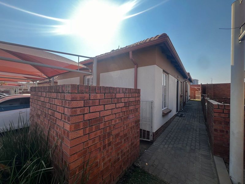 2 Bedroom Townhouse for Sale in The Reeds - Photo 2
