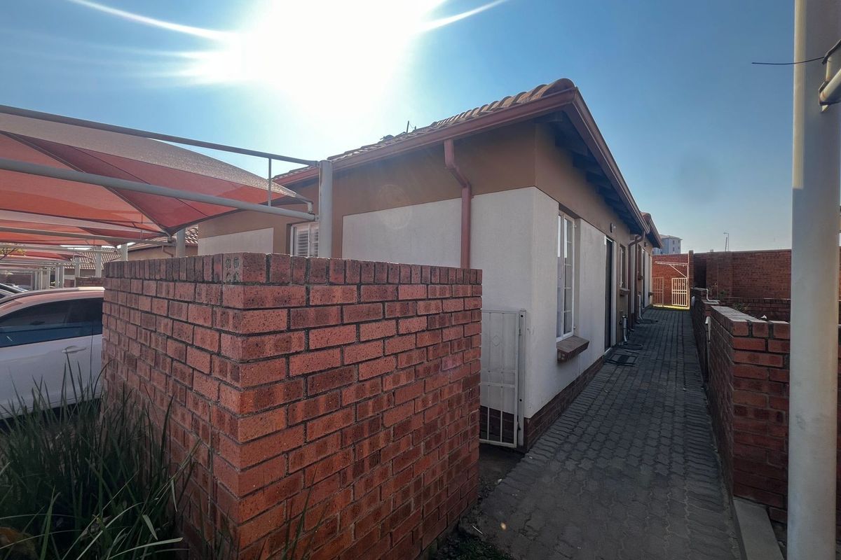 2 Bedroom Townhouse for Sale in The Reeds - Photo 2
