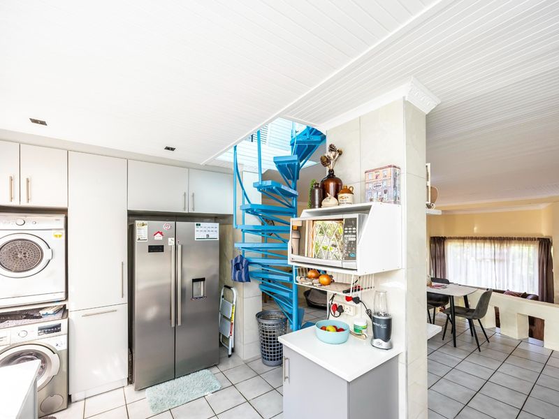 Coastal Living at Its Best - Versatile Family Home with Income Potential in Sunrise-on-Sea - Photo 10