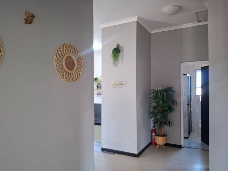 4 Bedroom house ideal for student accomodations in Goodwood. - Photo 2
