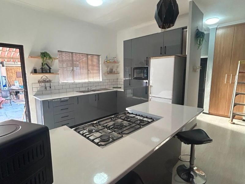 4 Bedroom house ideal for student accomodations in Goodwood. - Photo 5