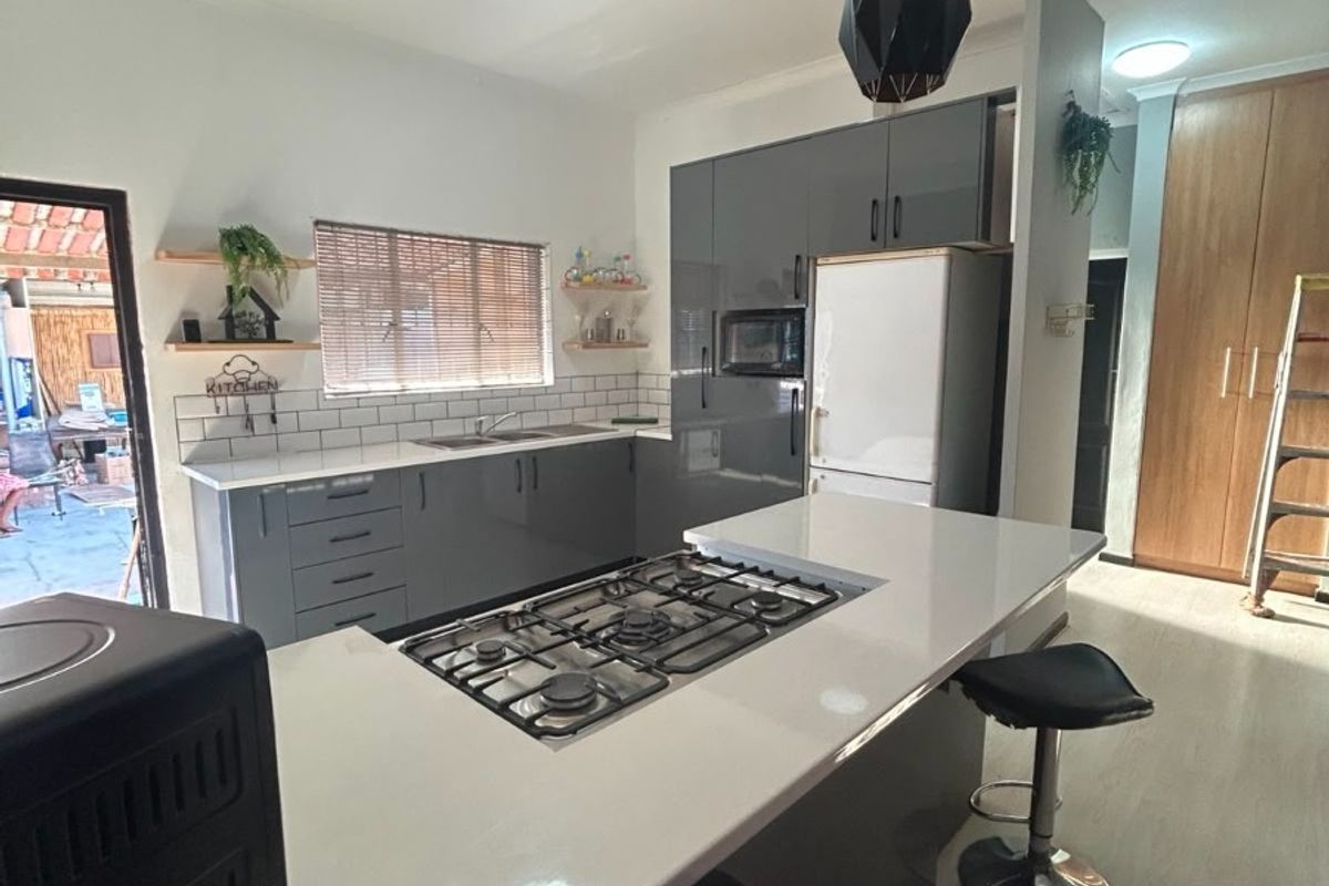 4 Bedroom house ideal for student accomodations in Goodwood. - Photo 5