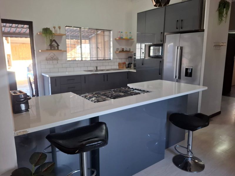 4 Bedroom house ideal for student accomodations in Goodwood. - Photo 4