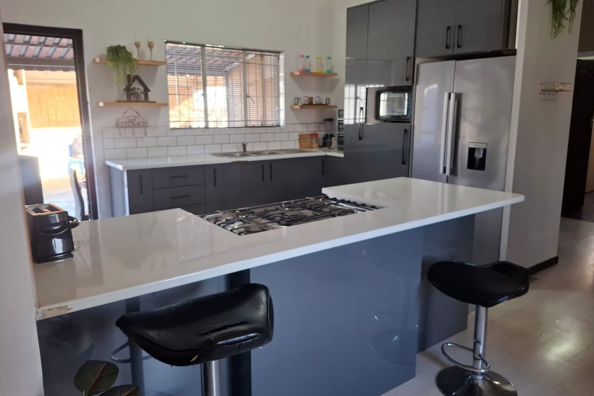 4 Bedroom house ideal for student accomodations in Goodwood. - Photo 4