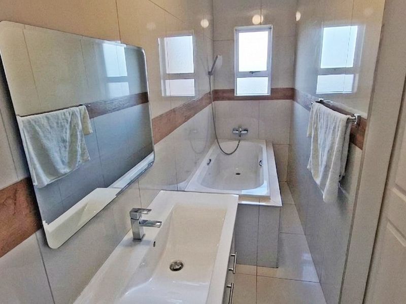 Spacious 3 Bedroom house with a batchelor apartment - Photo 10