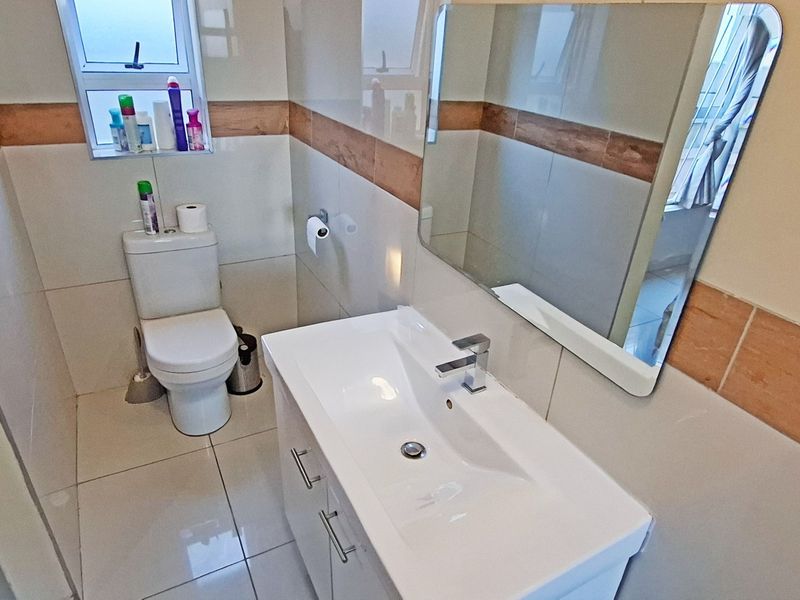 Spacious 3 Bedroom house with a batchelor apartment - Photo 9