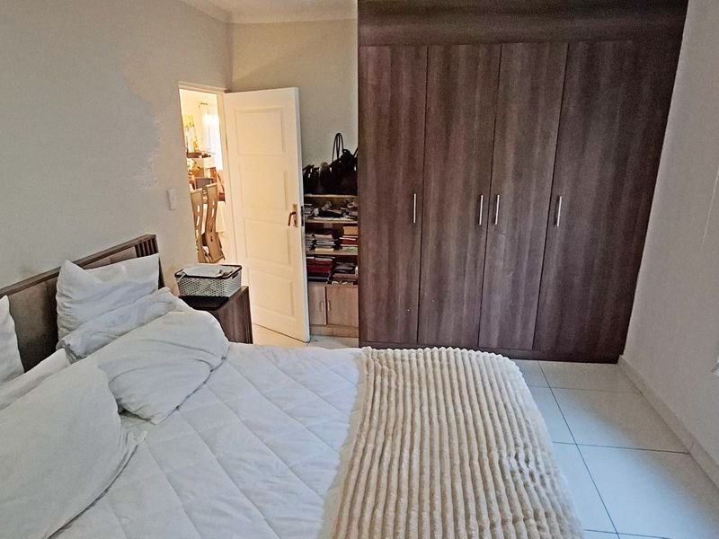 Spacious 3 Bedroom house with a batchelor apartment - Photo 8