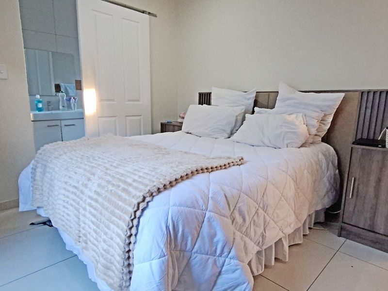 Spacious 3 Bedroom house with a batchelor apartment - Photo 7