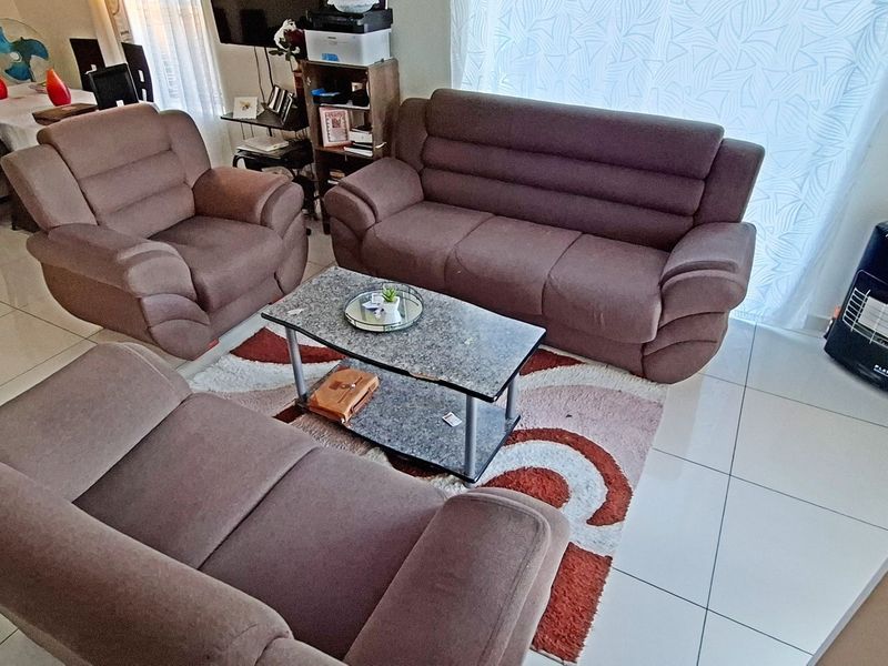 Spacious 3 Bedroom house with a batchelor apartment - Photo 6