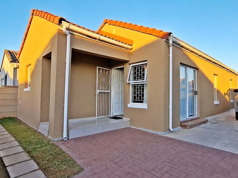 Spacious 3 Bedroom house with a batchelor apartment - Photo 1