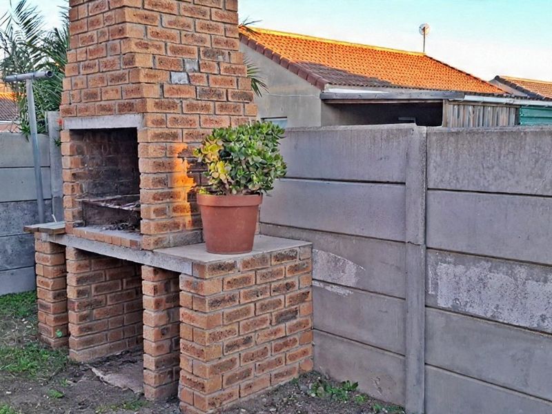Spacious 3 Bedroom house with a batchelor apartment - Photo 3