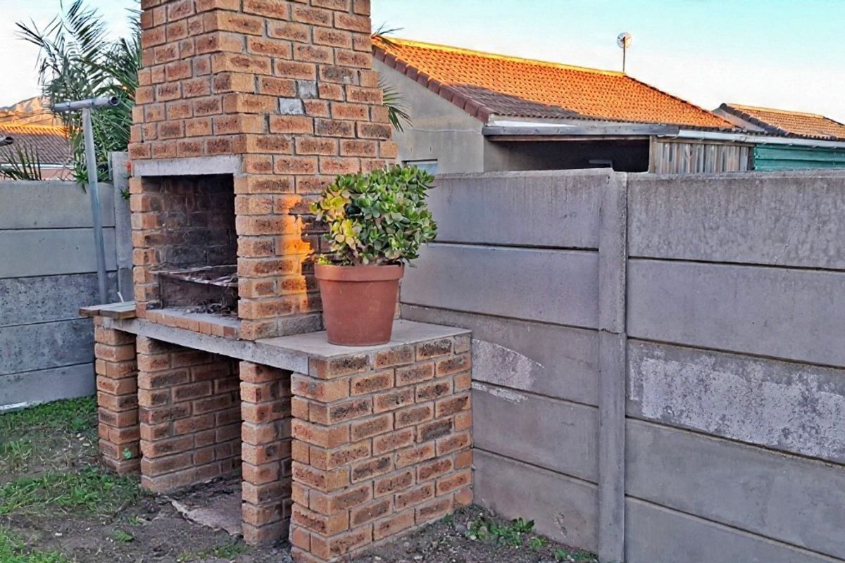 Spacious 3 Bedroom house with a batchelor apartment - Photo 3