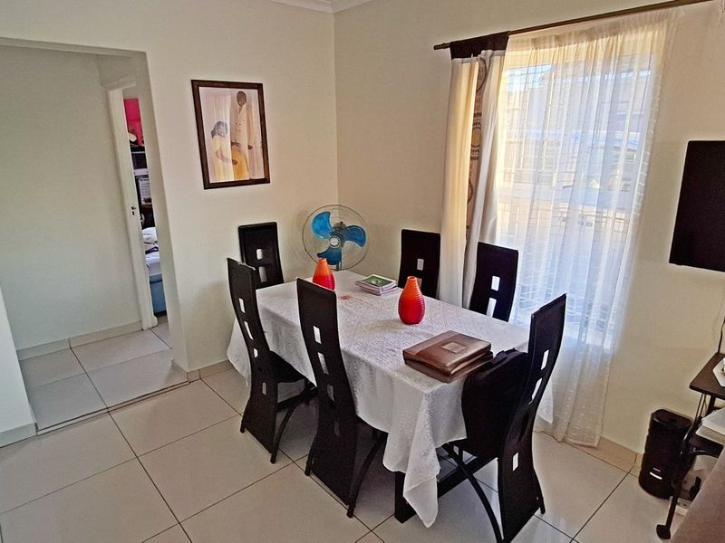 Spacious 3 Bedroom house with a batchelor apartment - Photo 4