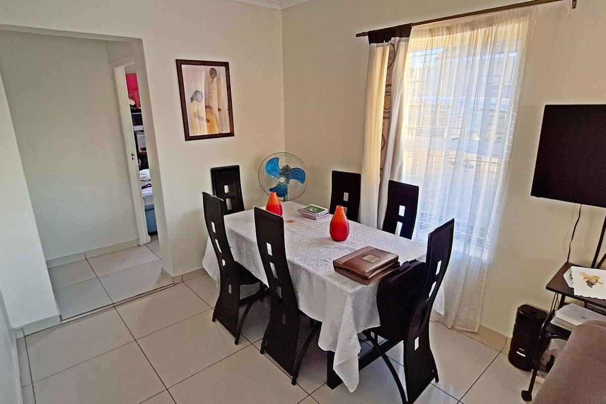 Spacious 3 Bedroom house with a batchelor apartment - Photo 4