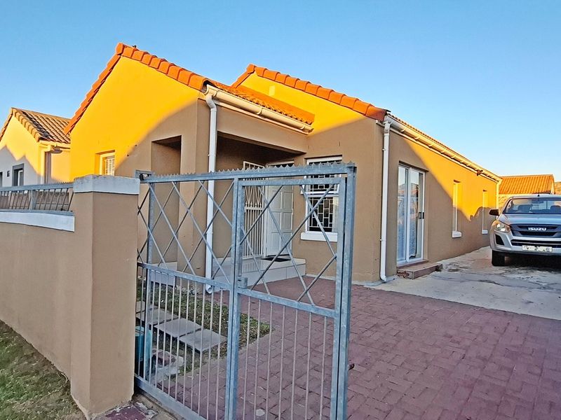 Spacious 3 Bedroom house with a batchelor apartment - Photo 2