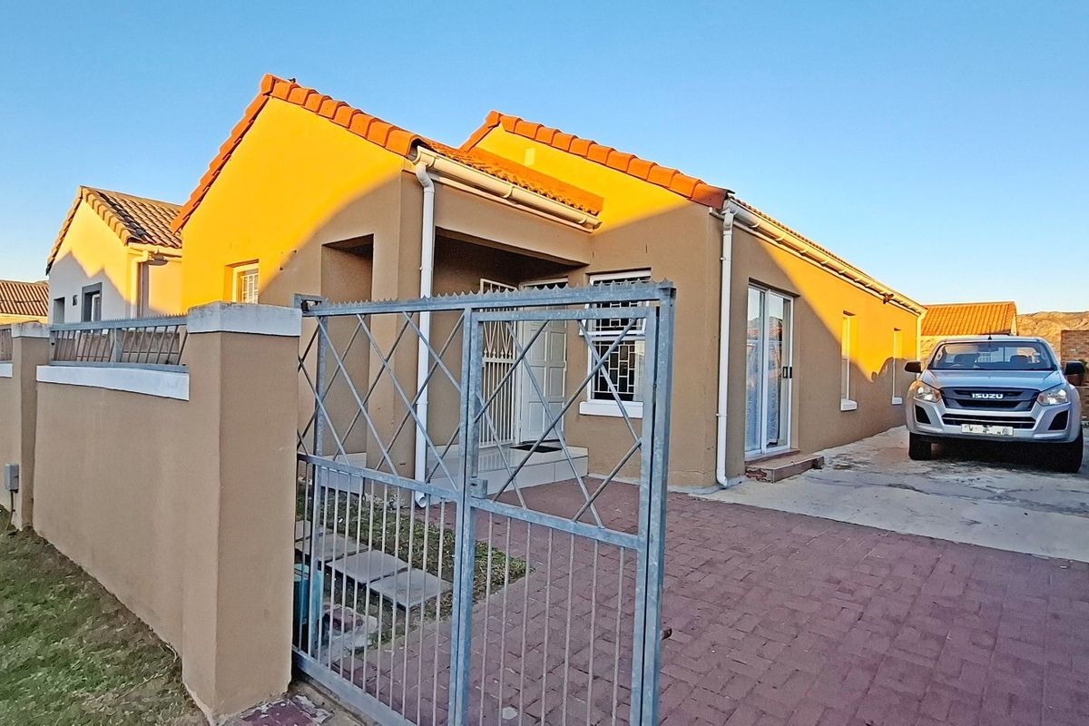 Spacious 3 Bedroom house with a batchelor apartment - Photo 2
