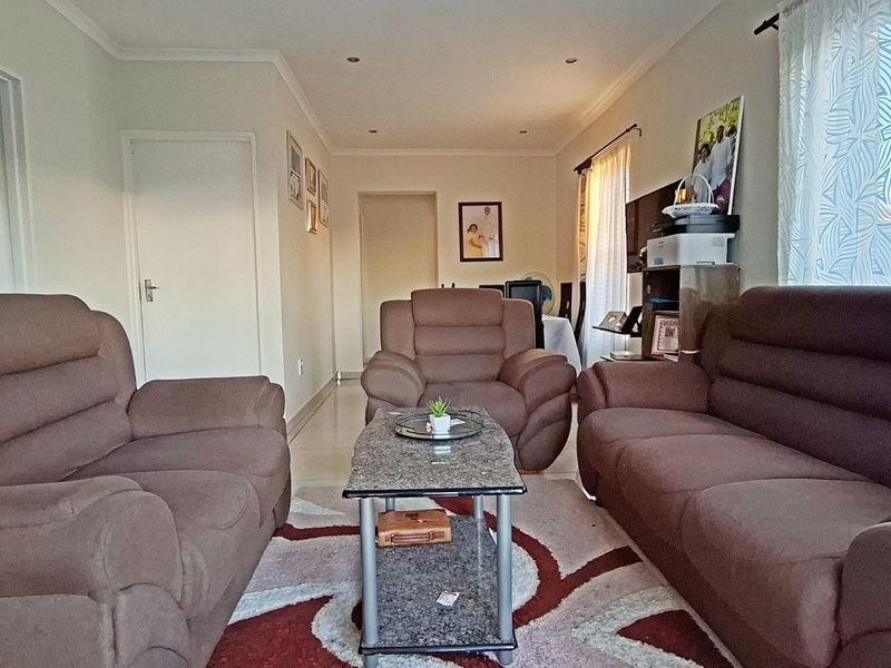 Spacious 3 Bedroom house with a batchelor apartment - Photo 5