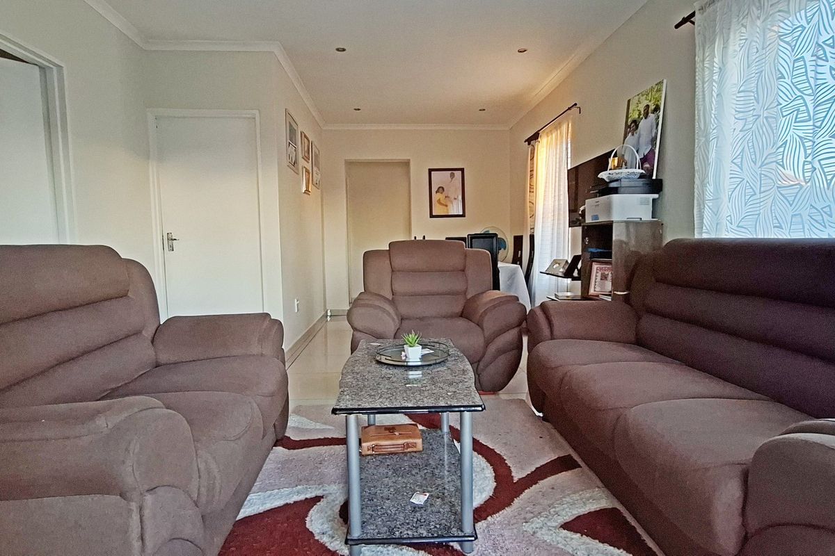 Spacious 3 Bedroom house with a batchelor apartment - Photo 5