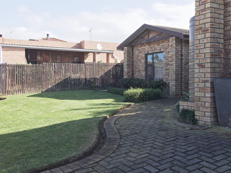 Just Listed | Energy-Efficient 3 Bedroom Family Home for Sale in Noorsekloof, Jeffreys Bay - Photo 1