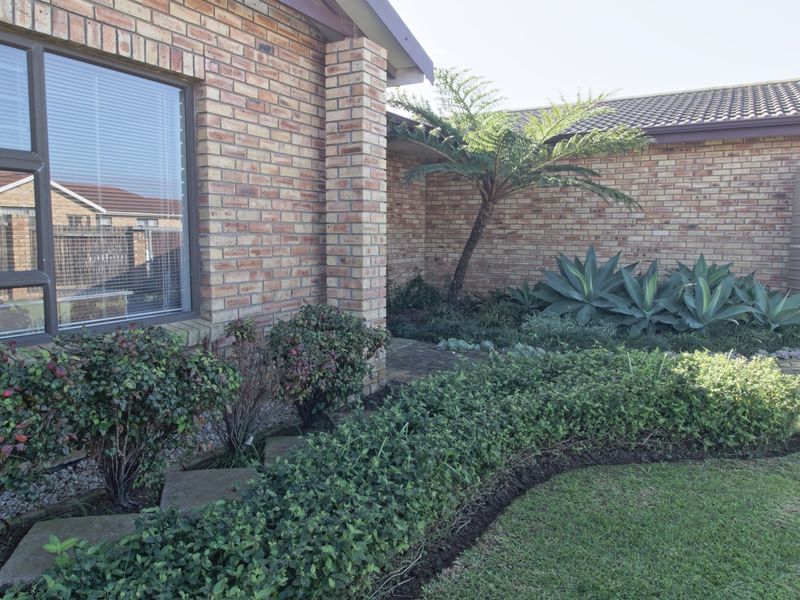 Just Listed | Energy-Efficient 3 Bedroom Family Home for Sale in Noorsekloof, Jeffreys Bay - Photo 2