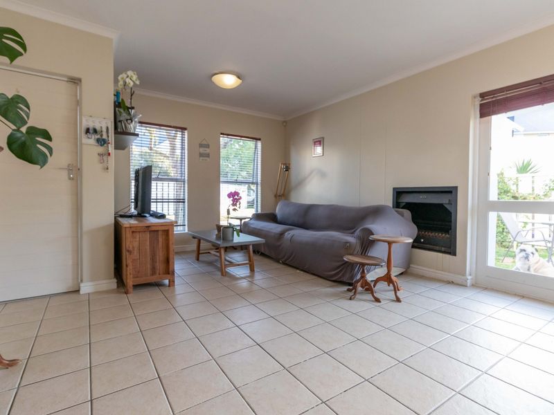 Pet Friendly Family Home in Sought-After Coral Grove Estate - Photo 7
