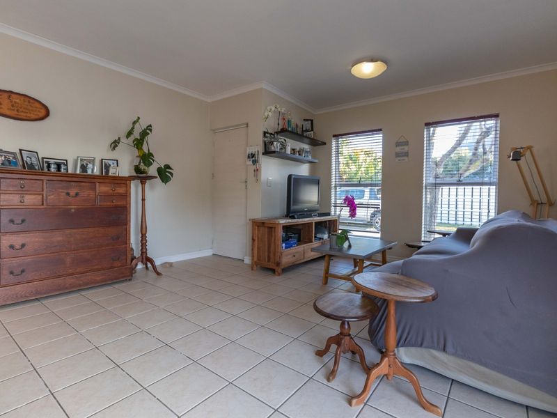 Pet Friendly Family Home in Sought-After Coral Grove Estate - Photo 6