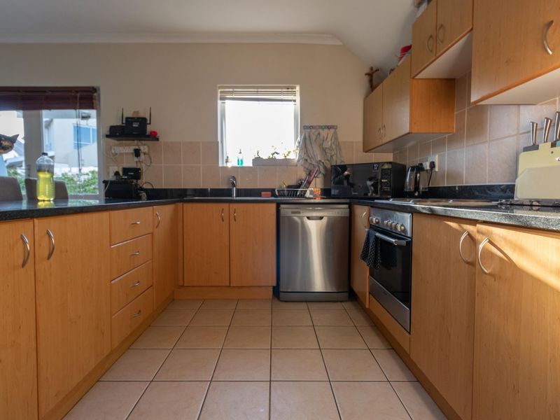 Pet Friendly Family Home in Sought-After Coral Grove Estate - Photo 8