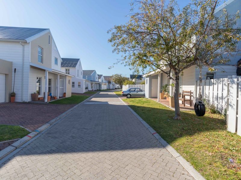 Pet Friendly Family Home in Sought-After Coral Grove Estate - Photo 2