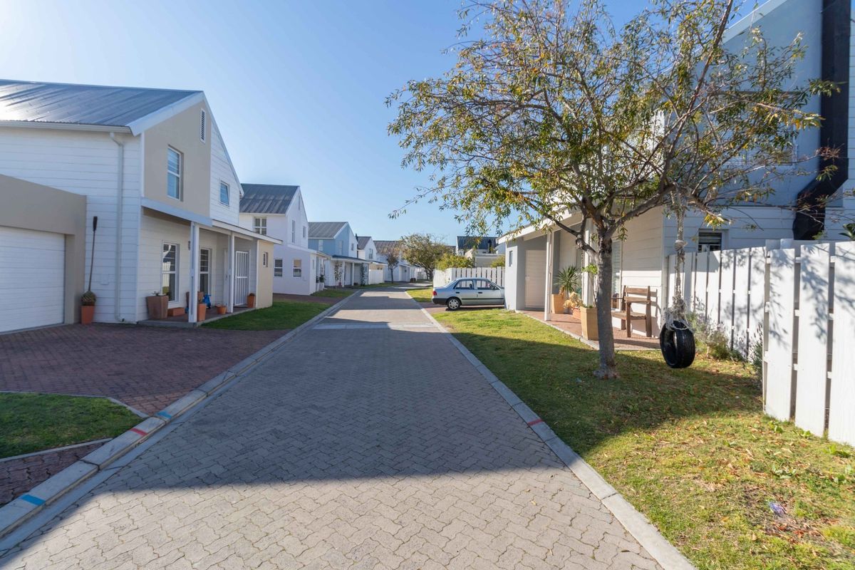 Pet Friendly Family Home in Sought-After Coral Grove Estate - Photo 2
