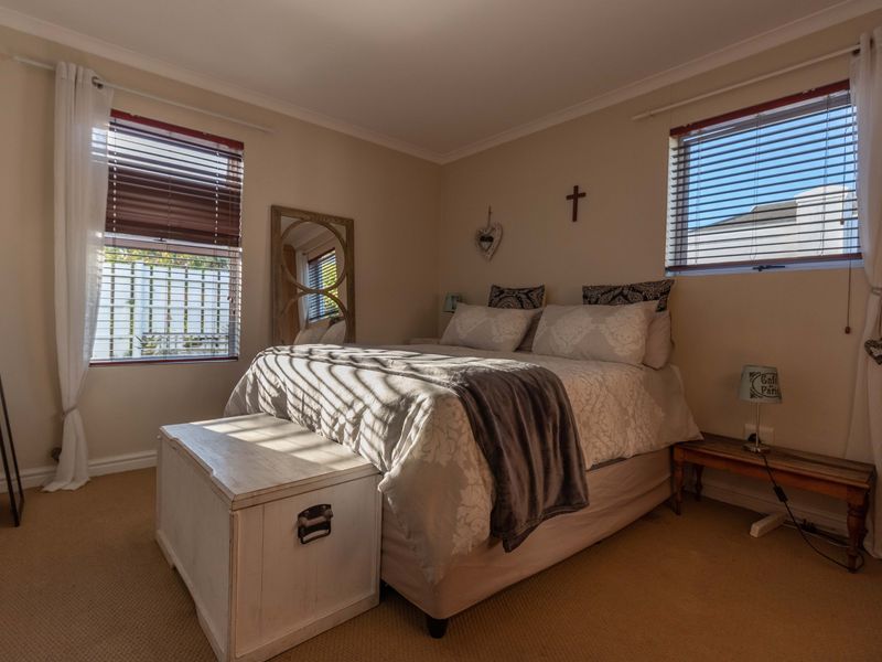 Pet Friendly Family Home in Sought-After Coral Grove Estate - Photo 10