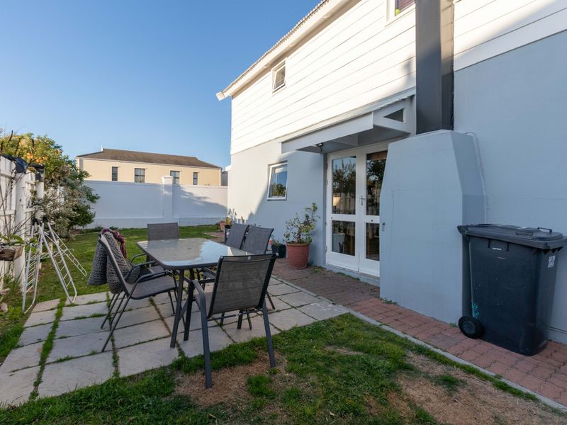Pet Friendly Family Home in Sought-After Coral Grove Estate - Photo 3
