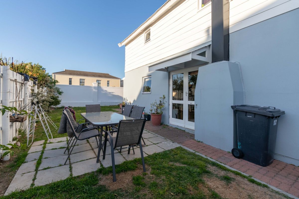 Pet Friendly Family Home in Sought-After Coral Grove Estate - Photo 3
