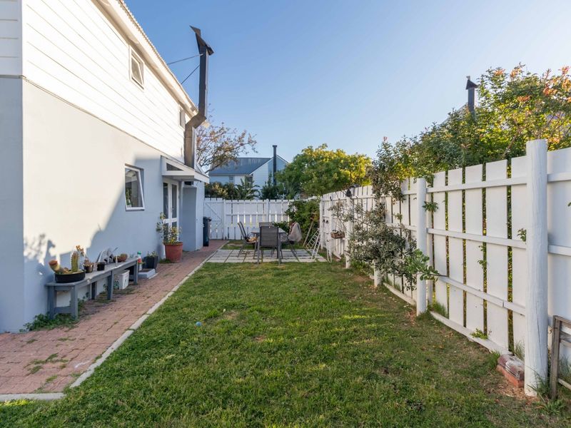 Pet Friendly Family Home in Sought-After Coral Grove Estate - Photo 4