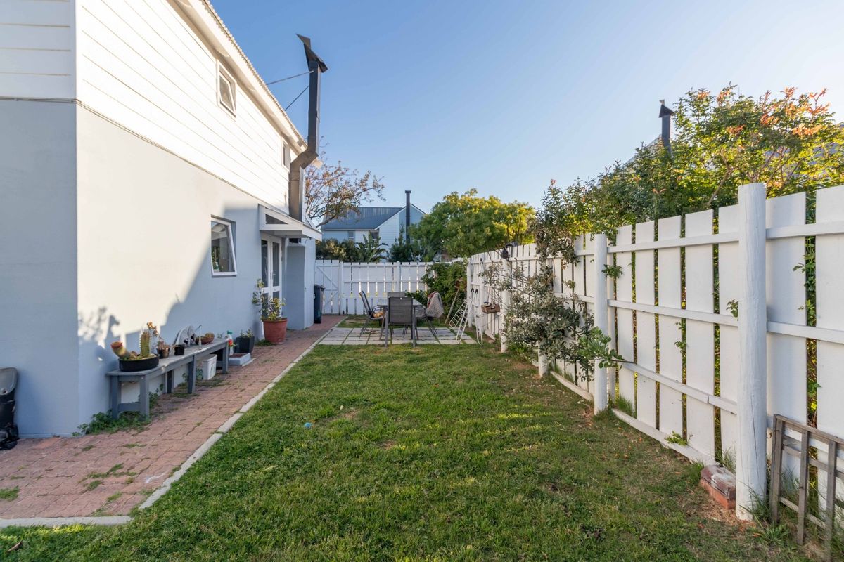 Pet Friendly Family Home in Sought-After Coral Grove Estate - Photo 4