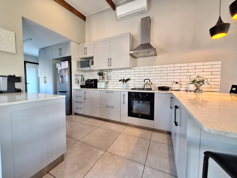 Spacious and Well Designed 4 Bedroom Home in Palm Lakes Estate - Photo 5