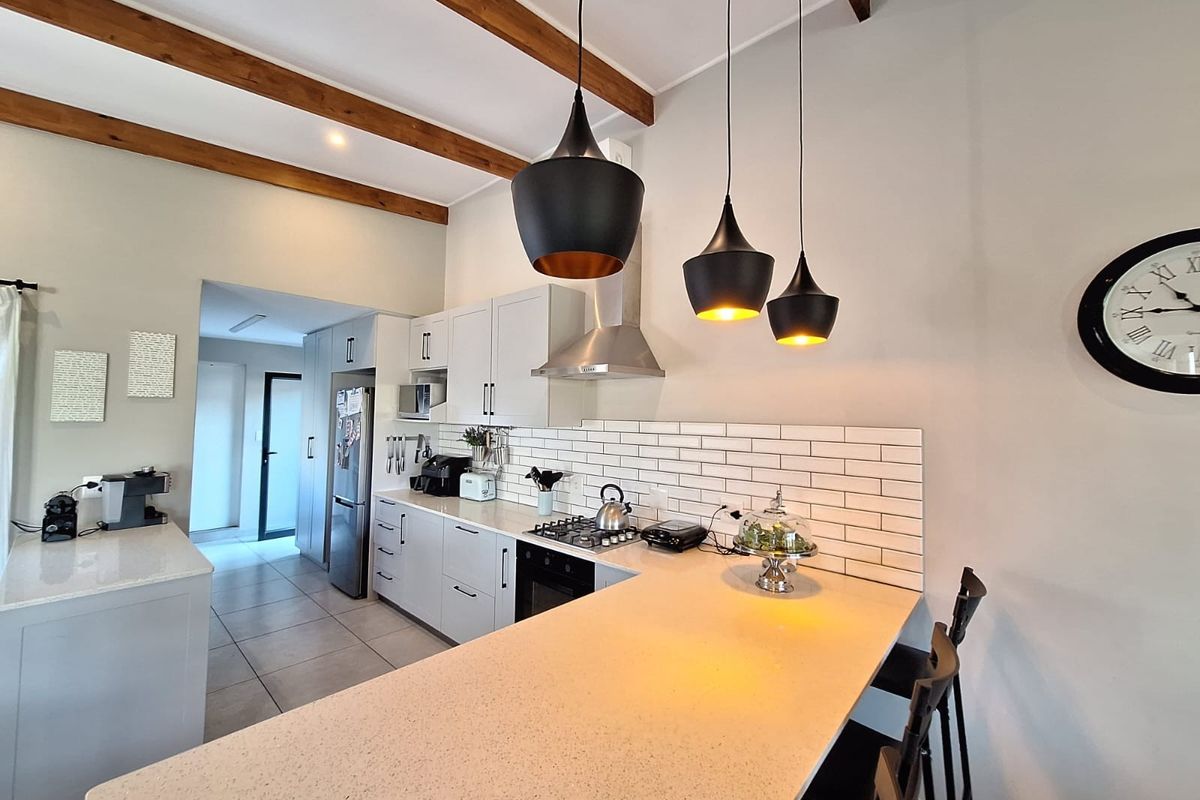 Spacious and Well Designed 4 Bedroom Home in Palm Lakes Estate - Photo 4