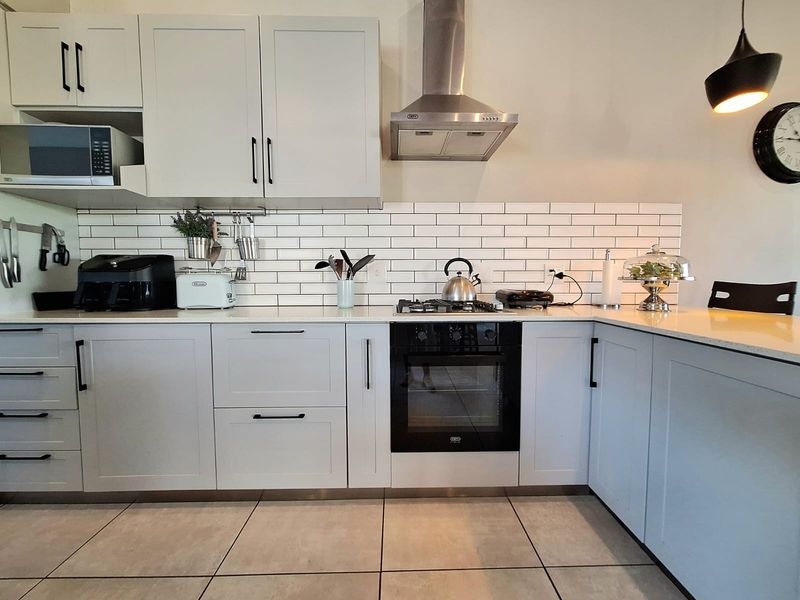 Spacious and Well Designed 4 Bedroom Home in Palm Lakes Estate - Photo 2