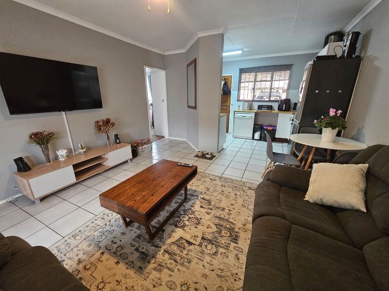 Neat and Spacious 2-Bedroom Simplex to Rent in Secure Complex - Bonaero Park - Photo 10
