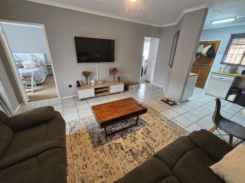 Neat and Spacious 2-Bedroom Simplex to Rent in Secure Complex - Bonaero Park - Photo 8
