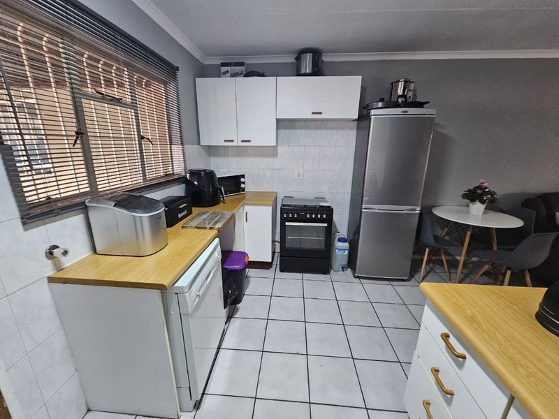 Neat and Spacious 2-Bedroom Simplex to Rent in Secure Complex - Bonaero Park - Photo 7