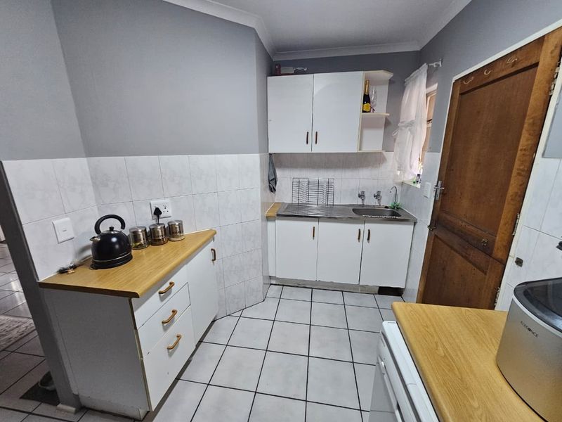 Neat and Spacious 2-Bedroom Simplex to Rent in Secure Complex - Bonaero Park - Photo 4