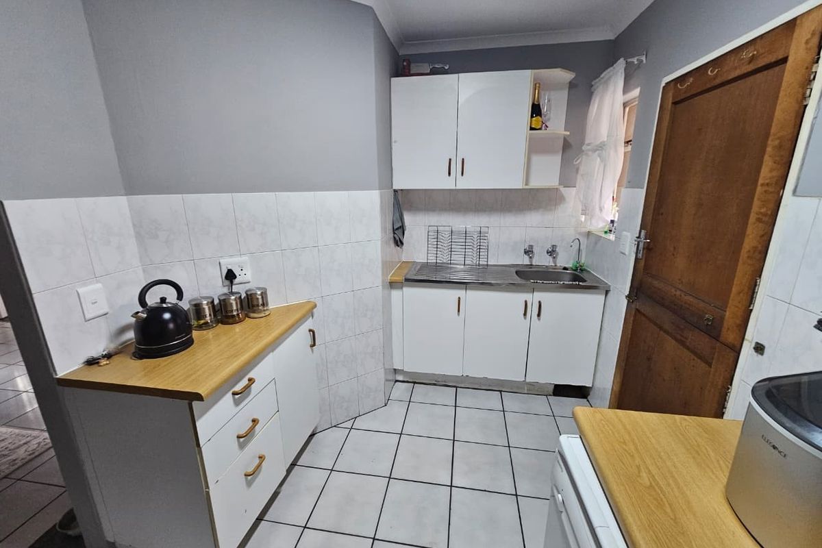 Neat and Spacious 2-Bedroom Simplex to Rent in Secure Complex - Bonaero Park - Photo 4
