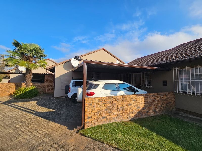 Neat and Spacious 2-Bedroom Simplex to Rent in Secure Complex - Bonaero Park - Photo 3