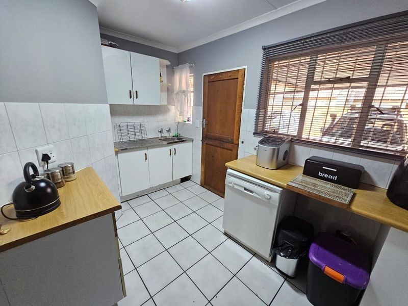 Neat and Spacious 2-Bedroom Simplex to Rent in Secure Complex - Bonaero Park - Photo 5