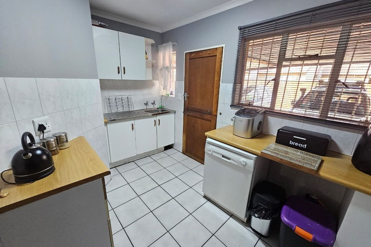 Neat and Spacious 2-Bedroom Simplex to Rent in Secure Complex - Bonaero Park - Photo 5